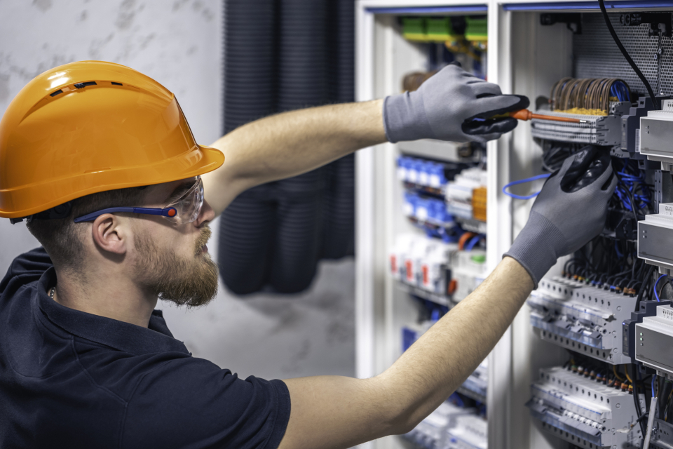 elektriker installerar elcentral i gislaved